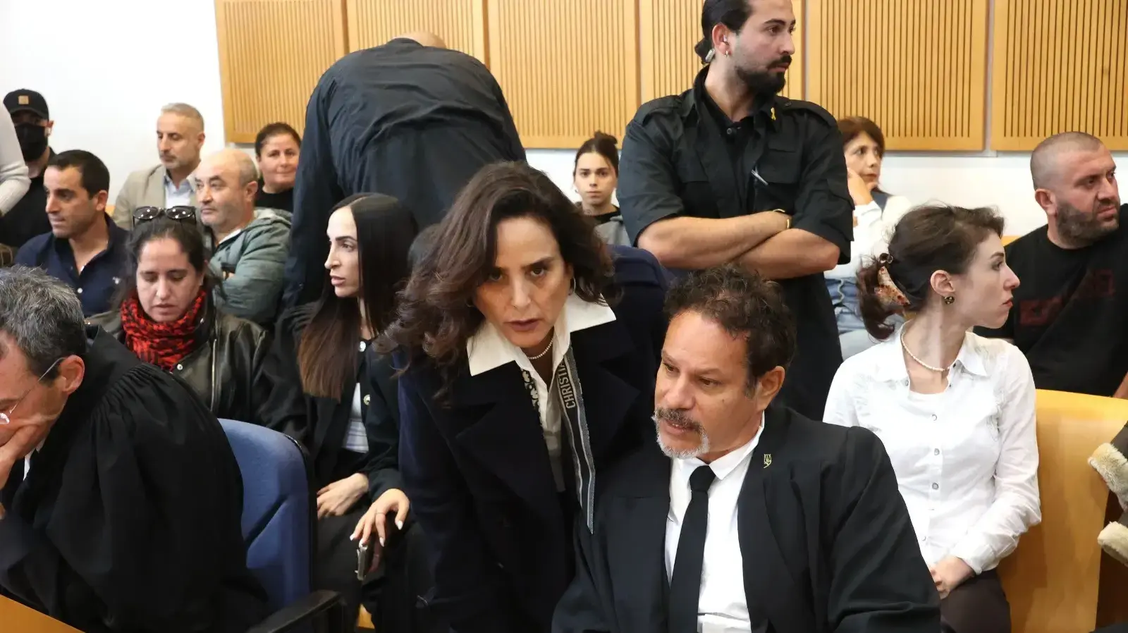 מיכל זגורי, אשתו של ניבי, עם עורכי הדין, הכרעת דין ניבי זגורי נאשם ברצח וקשר לביצוע פשע, בימ"ש מחוזי באר שבע מיכל זגורי, אשתו של ניבי, עם עורכי הדין, הכרעת דין ניבי זגורי נאשם ברצח וקשר לביצוע פשע, בימ"ש מחוזי באר שבע