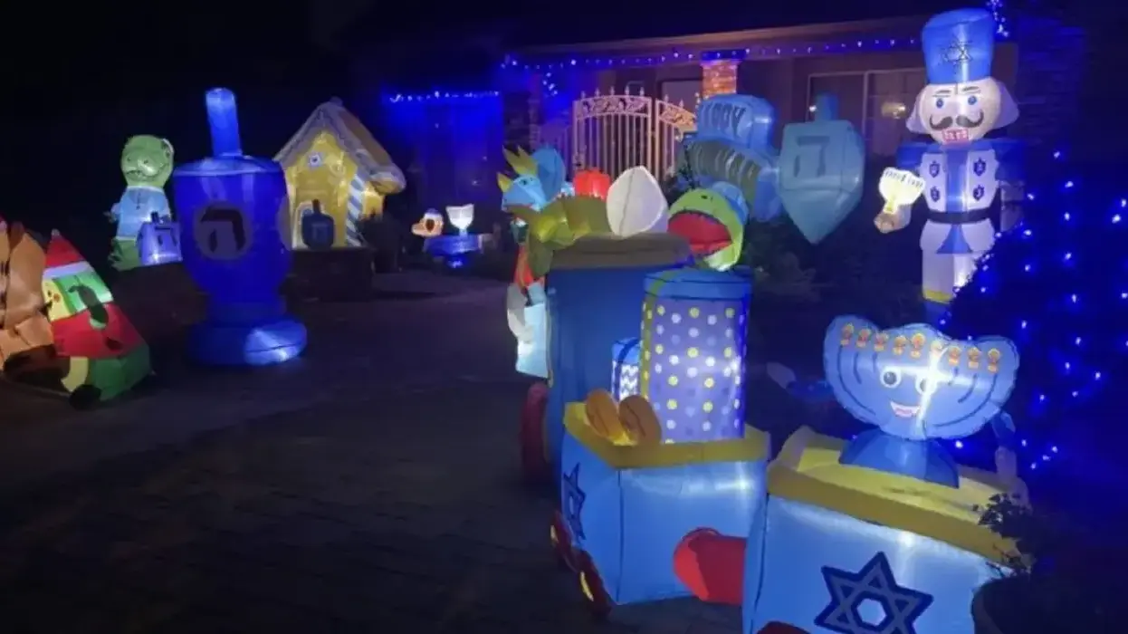 קליפורניה: 20 יריות נורו מרכב לעבר בית של יהודים שהיה מקושט מבחוץ עם סמלי חג החנוכה. 14.12.25 קליפורניה: 20 יריות נורו מרכב לעבר בית של יהודים שהיה מקושט מבחוץ עם סמלי חג החנוכה. 14.12.25