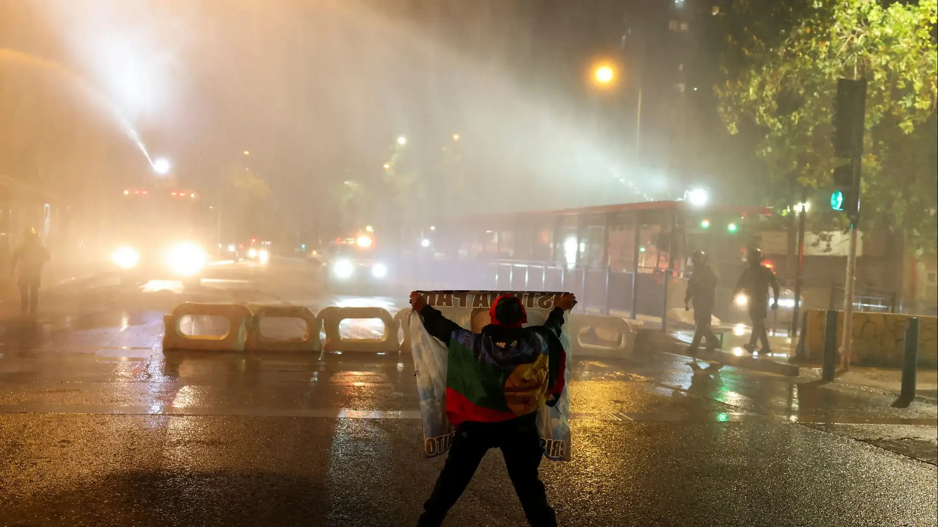 אדם משתתף במחאה נגד חוסה אנטוניו קסט, מועמד לנשיאות מטעם המפלגה הרפובליקנית הימנית הקיצונית של צ'ילה, סנטיאגו, צ'ילה, 14 בדצמבר 2025