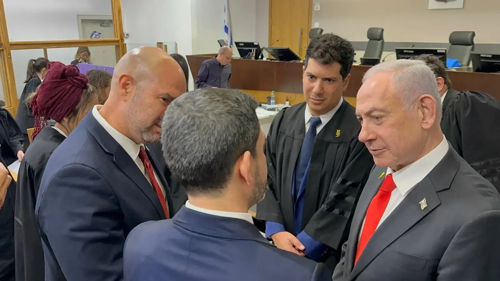 אמיר אוחנה ויו״ר הפרלמנט של פרגוואי, ראול לאטורה, הגיעו לאולם בית המשפט בזמן עדות נתניהו, 15 בדצמבר 2025