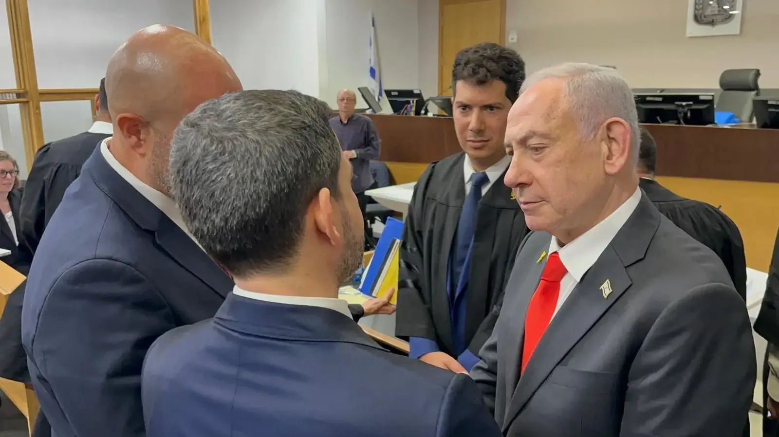 אמיר אוחנה ויו״ר הפרלמנט של פרגוואי, ראול לאטורה, הגיעו לאולם בית המשפט בזמן עדות נתניהו, 15 בדצמבר 2025 אמיר אוחנה ויו״ר הפרלמנט של פרגוואי, ראול לאטורה, הגיעו לאולם בית המשפט בזמן עדות נתניהו, 15 בדצמבר 2025