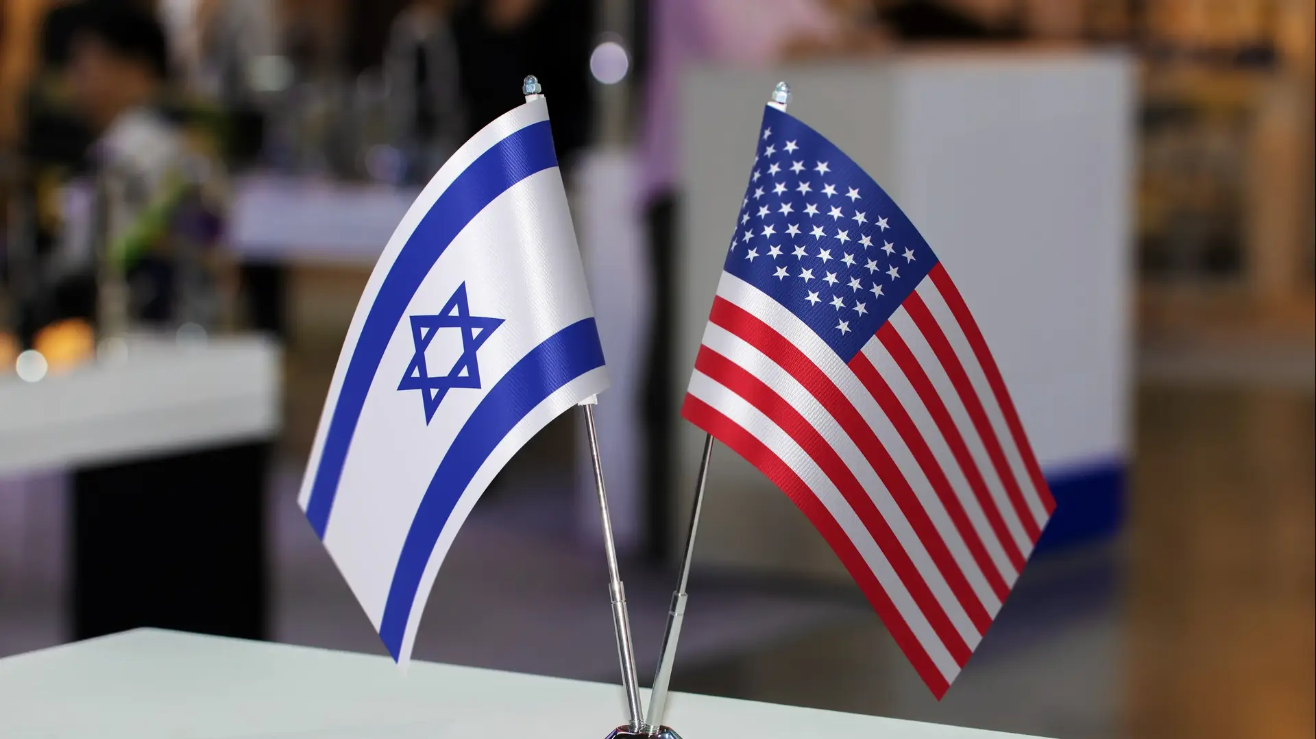 דגל ישראל לצד דגל ארצות הברית דגל ישראל לצד דגל ארצות הברית