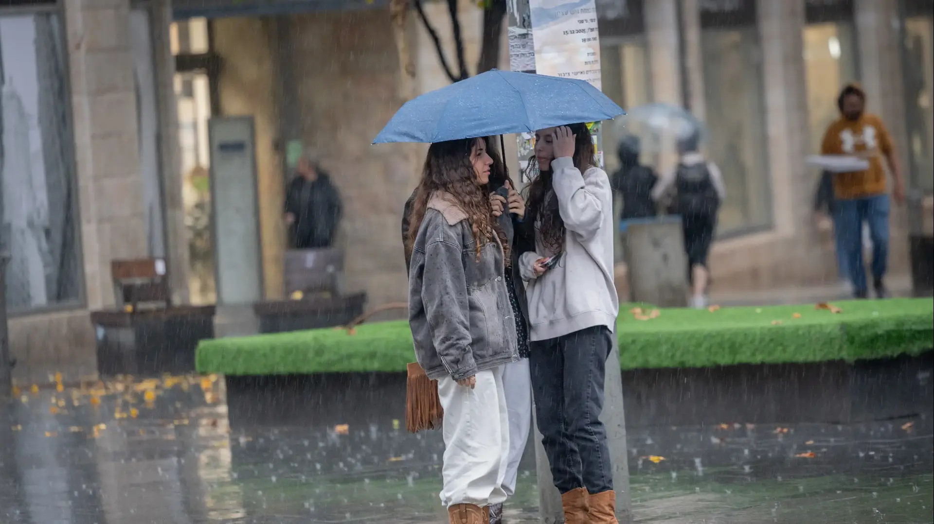שתי נשים תחת מטריה אחת, ירושלים, 15 בדצמבר 2025 שתי נשים תחת מטריה אחת, ירושלים, 15 בדצמבר 2025