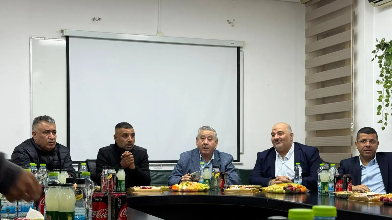 ראשי הרשיות הבדואיות בנגב התכנסו לישיבת חירום בתל שבע, בהשתתפות מנסור עבאס. 15 בדצמבר 2025 ראשי הרשיות הבדואיות בנגב התכנסו לישיבת חירום בתל שבע, בהשתתפות מנסור עבאס. 15 בדצמבר 2025