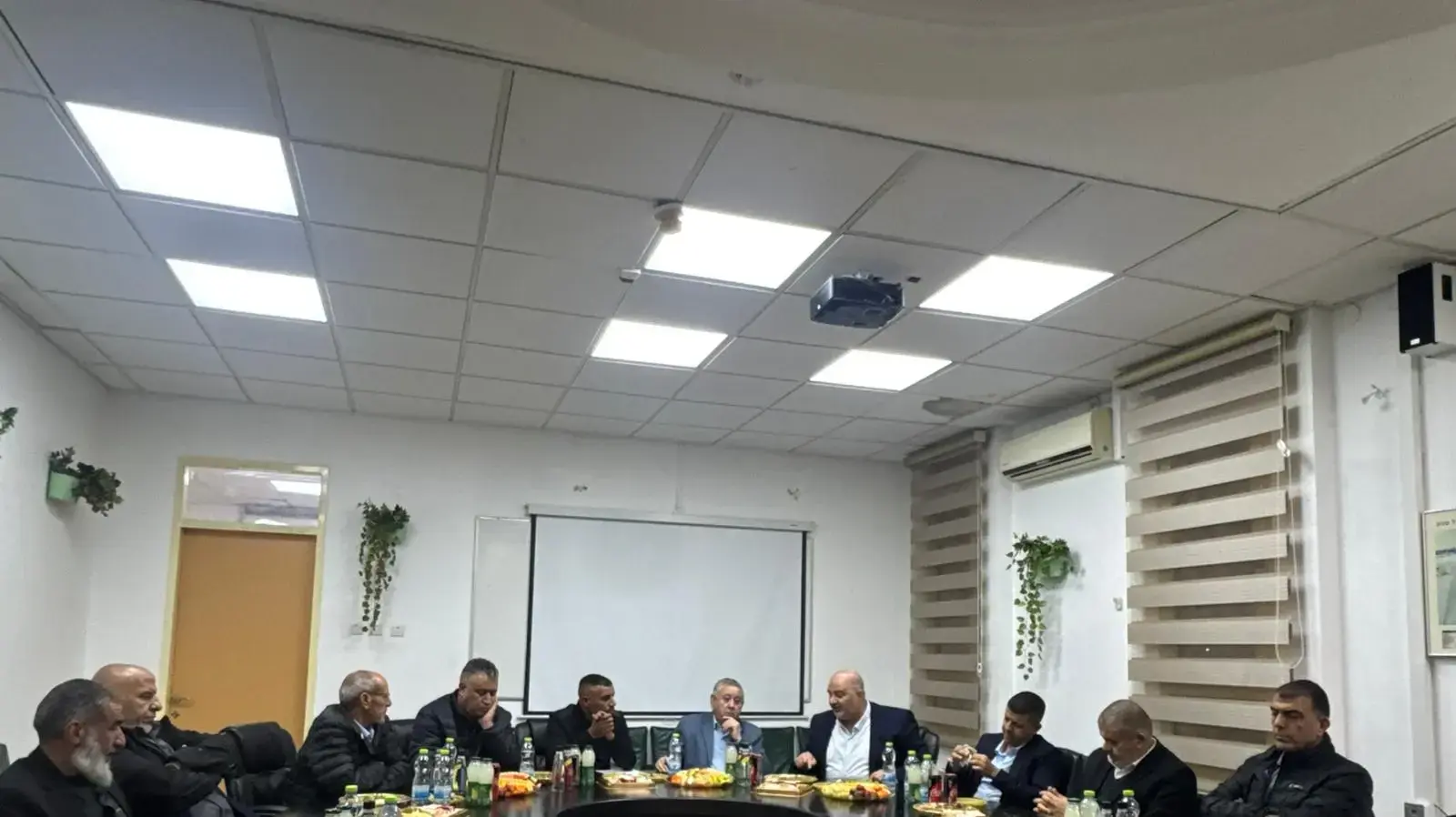 ראשי הרשיות הבדואיות בנגב התכנסו לישיבת חירום בתל שבע, בהשתתפות מנסור עבאס. 15 בדצמבר 2025 ראשי הרשיות הבדואיות בנגב התכנסו לישיבת חירום בתל שבע, בהשתתפות מנסור עבאס. 15 בדצמבר 2025