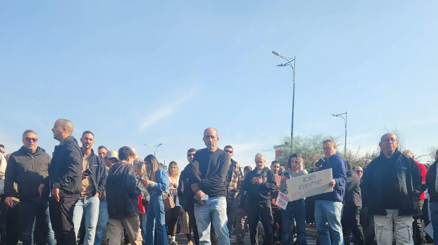 הבערת צמיג במהלך הפגנת מחאה של בעלי עסקים, קריית שמונה, 16 בדצמבר 2025 הבערת צמיג במהלך הפגנת מחאה של בעלי עסקים, קריית שמונה, 16 בדצמבר 2025