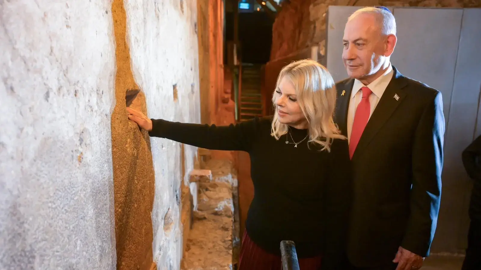 ראש הממשלה בנימין נתניהו ורעייתו שרה נתניהו הדליקו נר שני של חנוכה יחד עם לוחמי צה״ל, הכותל, 15 בדצמבר 2025 ראש הממשלה בנימין נתניהו ורעייתו שרה נתניהו הדליקו נר שני של חנוכה יחד עם לוחמי צה״ל, הכותל, 15 בדצמבר 2025