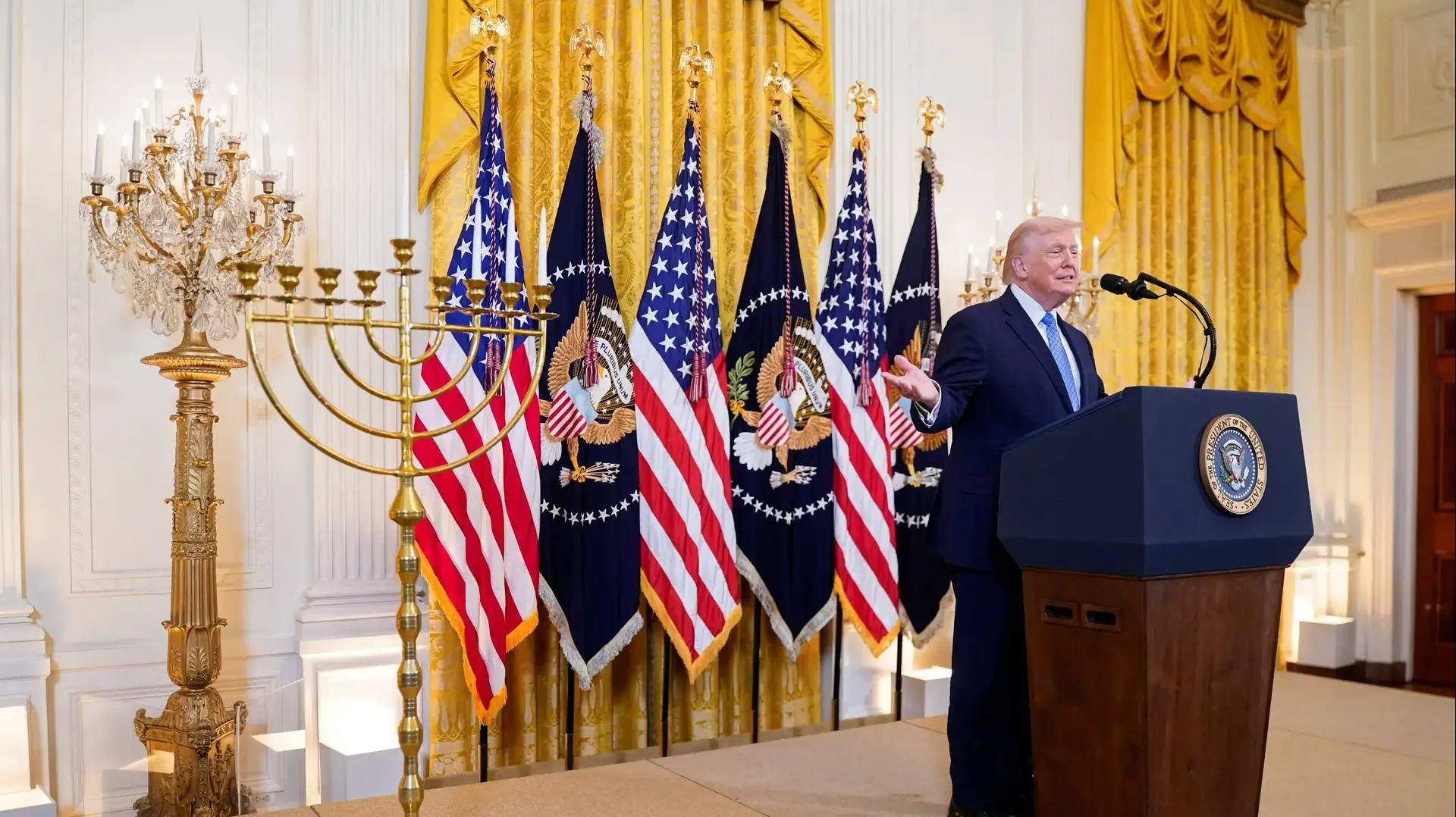 נשיא ארצות הברית טראמפ מדליק חנוכייה, וושינגטון. 17 בדצמבר 2025