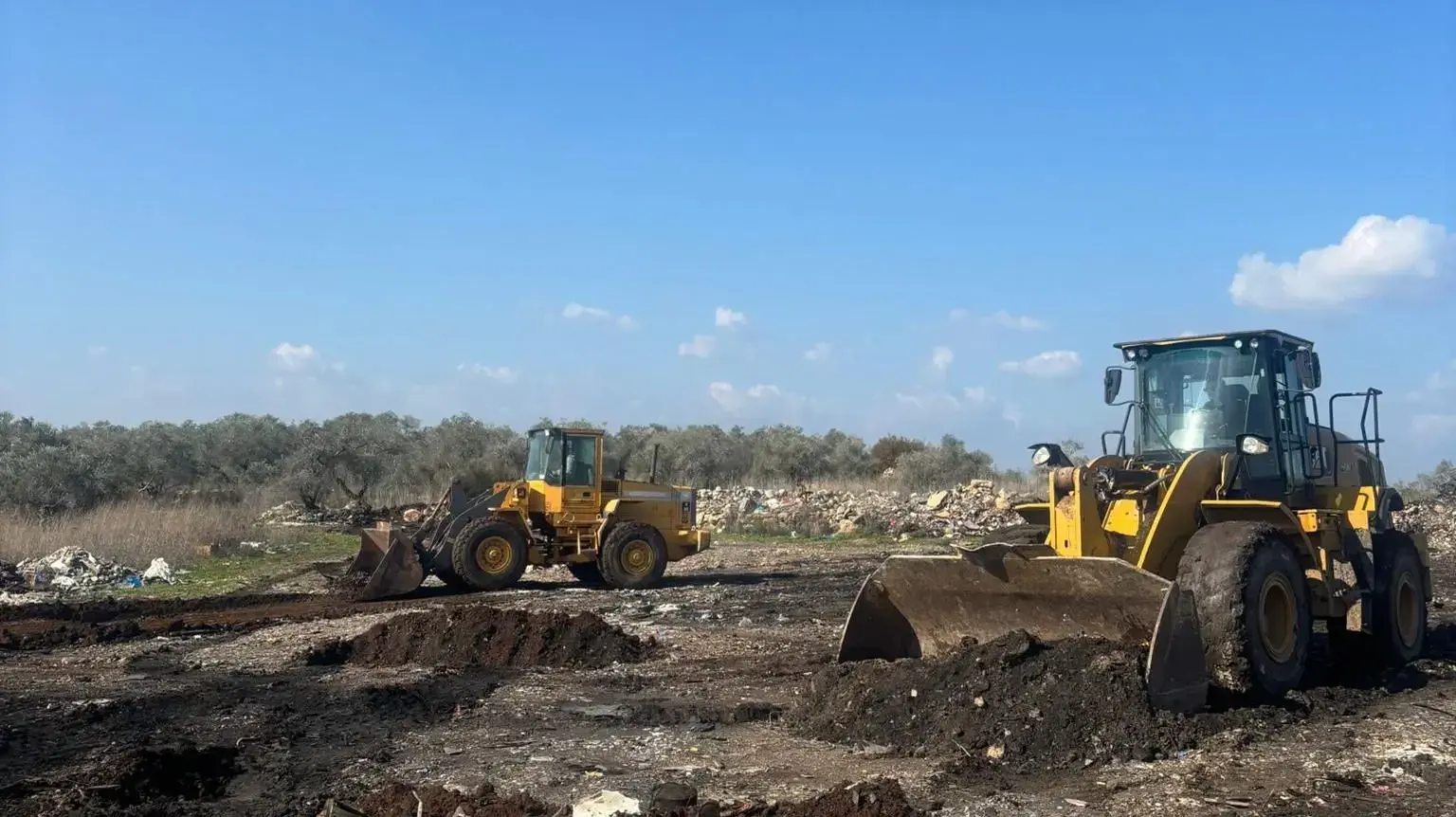 כוחות המנהל האזרחי הרסו ואטמו ארבעה אתרי שריפת זבל פלסטיניים כוחות המנהל האזרחי הרסו ואטמו ארבעה אתרי שריפת זבל פלסטיניים