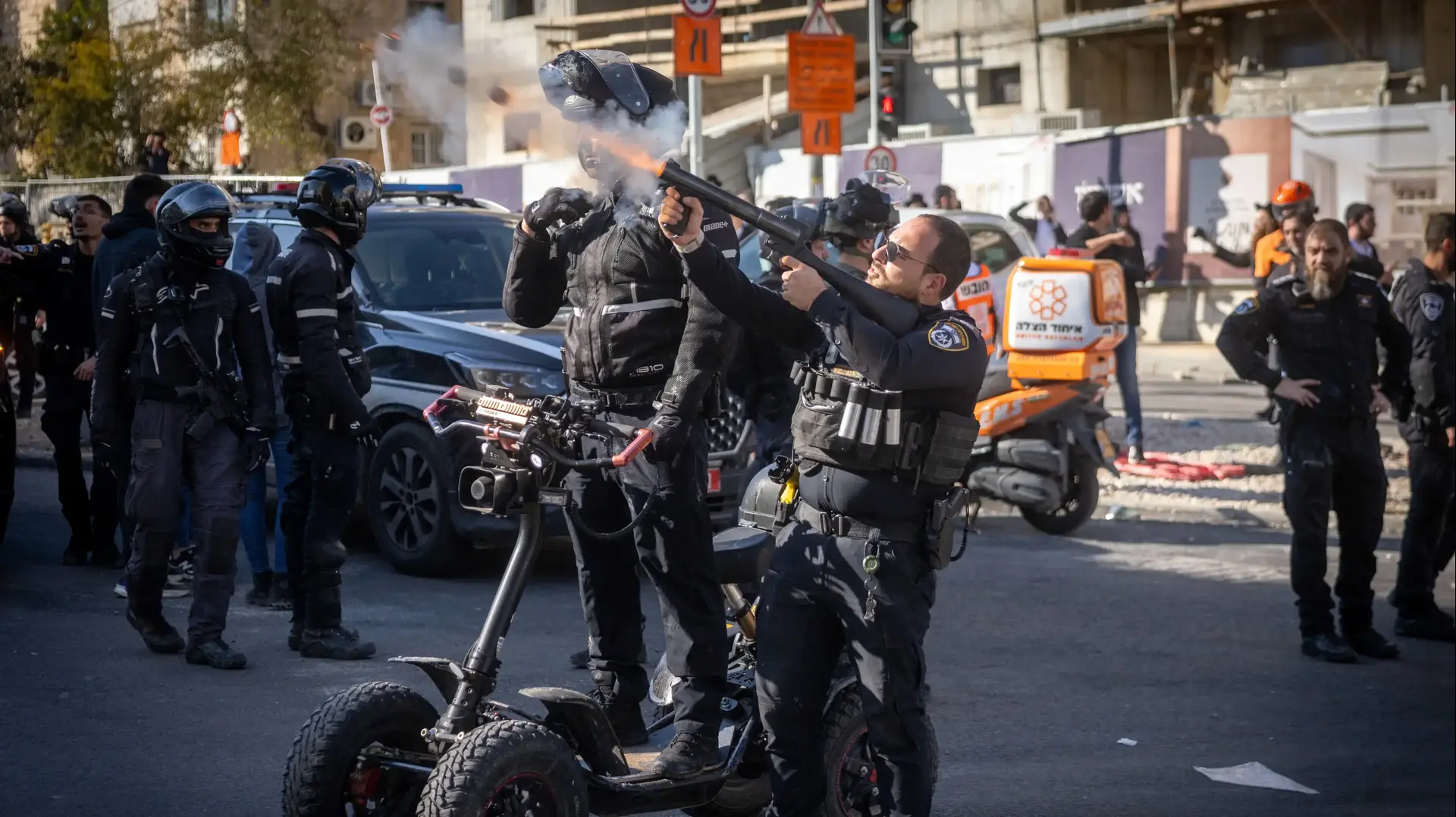 עימותים בין חרדים לכוחות משטרה בשל מתן דוח ע"י פקח, 18 בדצמבר 2025 עימותים בין חרדים לכוחות משטרה בשל מתן דוח ע"י פקח, 18 בדצמבר 2025