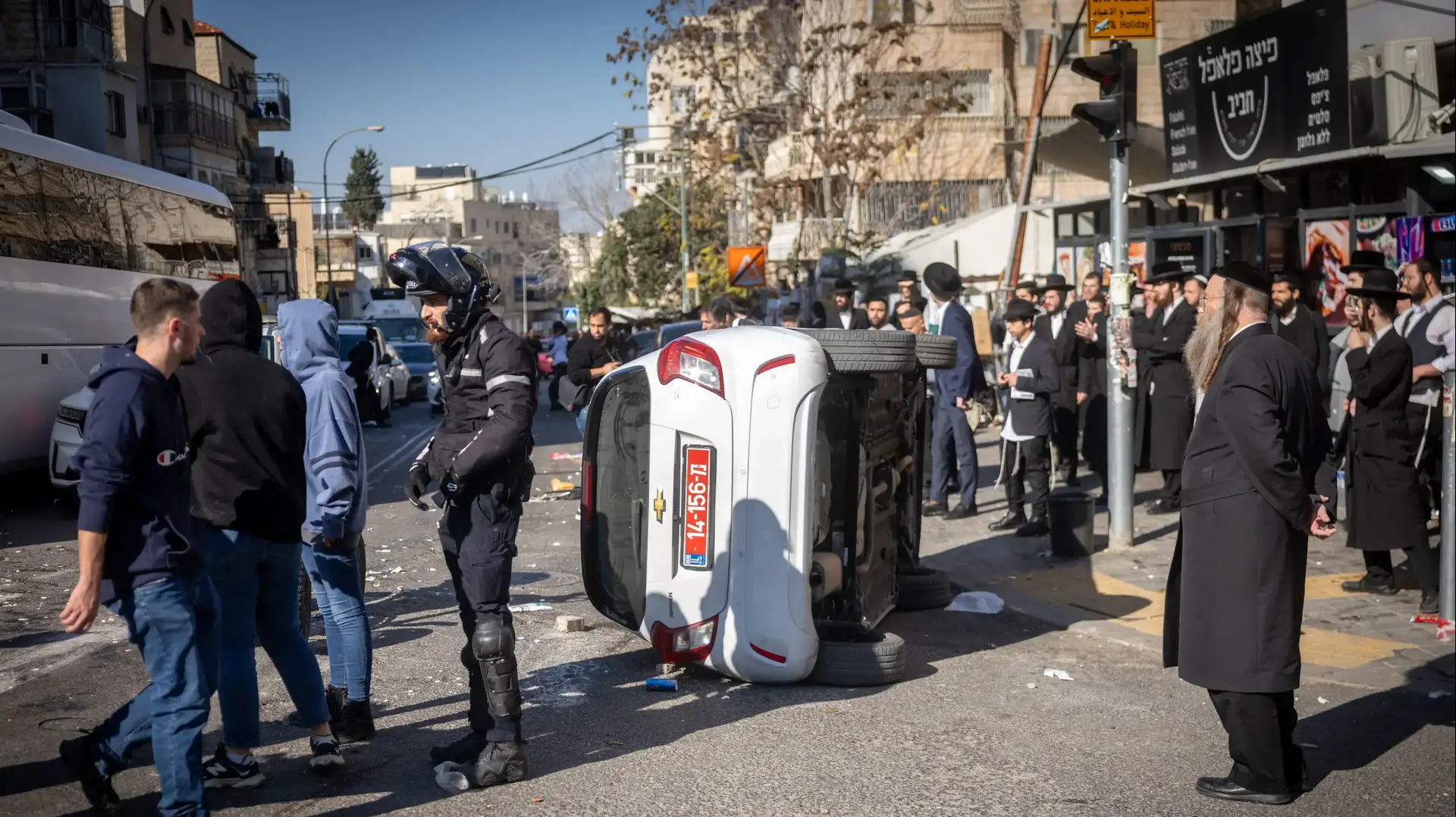 ניידת משטרה הפוכה במהלך עימותים בין חרדים לכוחות משטרה בשל מתן דוח ע"י פקח, 18 בדצמבר 2025 ניידת משטרה הפוכה במהלך עימותים בין חרדים לכוחות משטרה בשל מתן דוח ע"י פקח, 18 בדצמבר 2025
