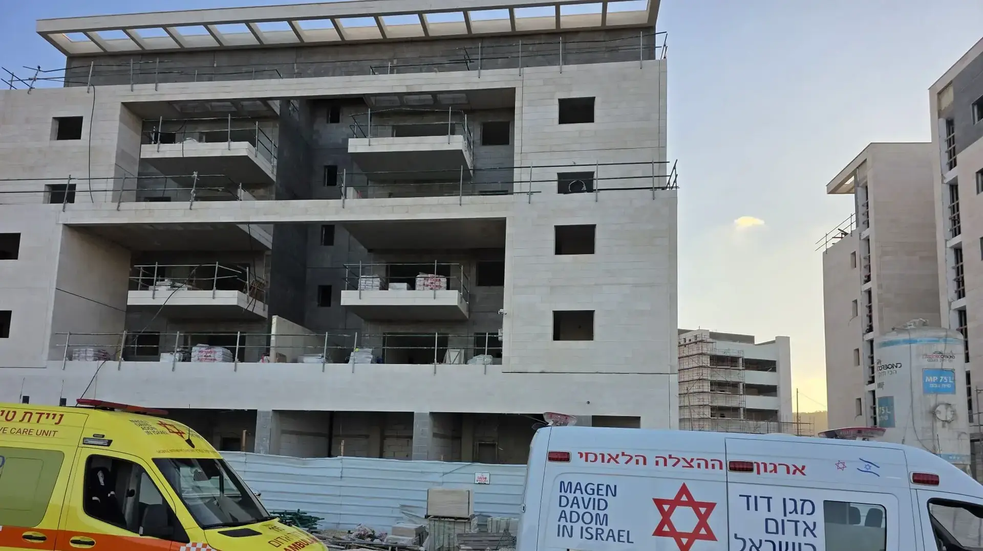 פועל, בן 50, נפל אל מותו מגובה של כשישה מטרים באתר בנייה סמוך לרכסים. 