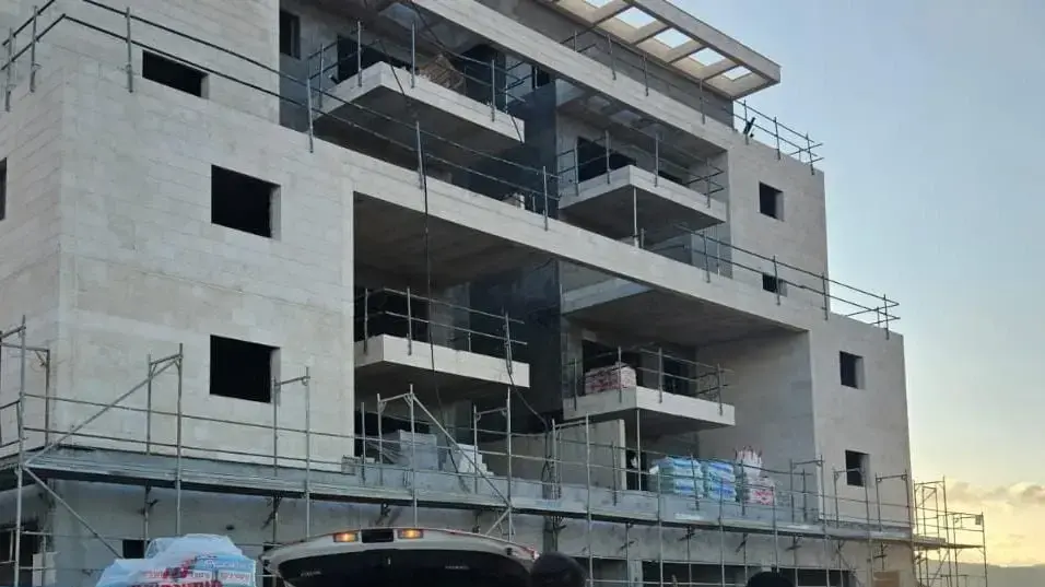 פועל, בן 50, נפל אל מותו מגובה של כשישה מטרים באתר בנייה סמוך לרכסים.