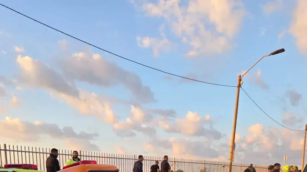 תל אביב: בן 31 נפצע בינוני לאחר שנפל ממשאית