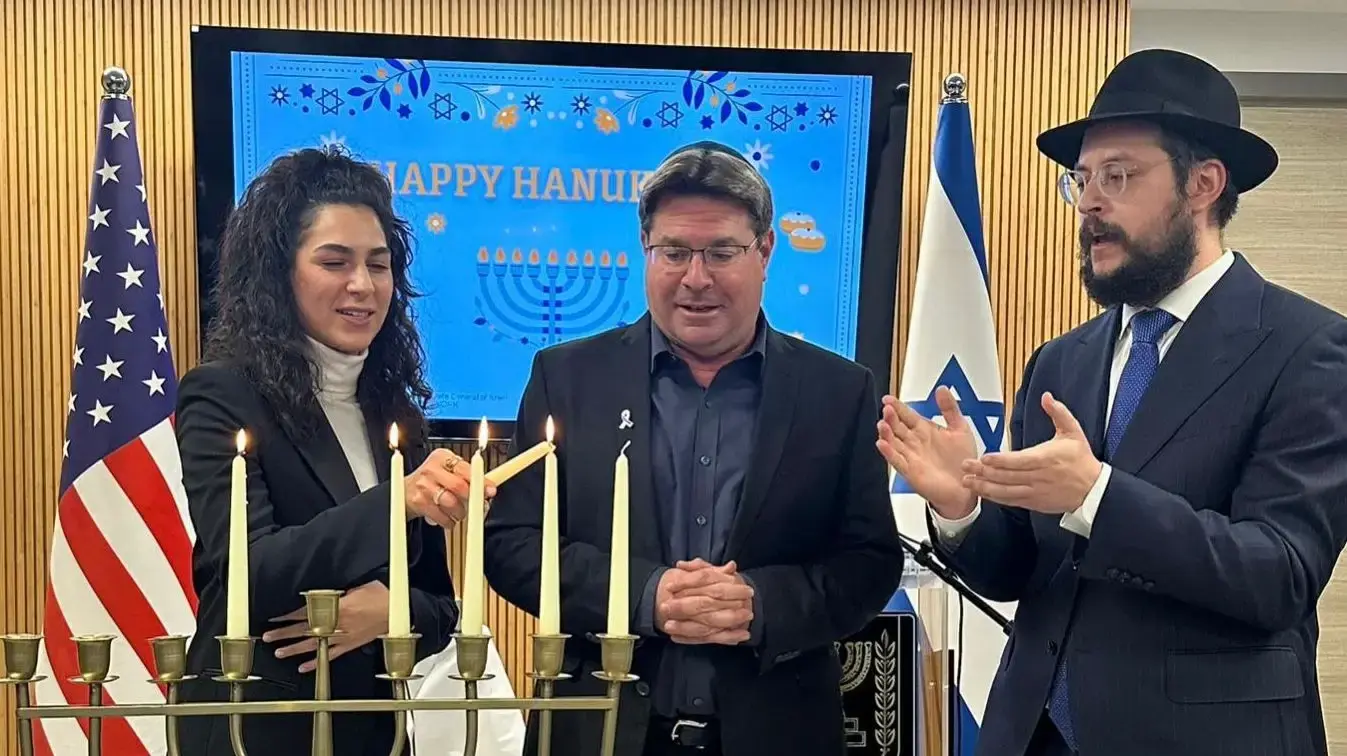 אחותו של רני גויאלי בהדלקת נר אצל אופיר אקוניס אחותו של רני גויאלי בהדלקת נר אצל אופיר אקוניס