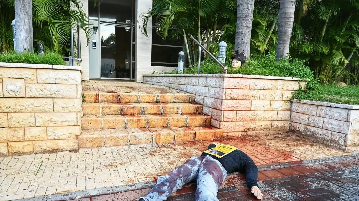 מיצג של ראשים כרותים וגופות "מדממות" שהוצב מול בתיהם של רון חולדאי, עוזי פוגלמן ואהרן ברק. 19 בדצמבר 2025 מיצג של ראשים כרותים וגופות "מדממות" שהוצב מול בתיהם של רון חולדאי, עוזי פוגלמן ואהרן ברק. 19 בדצמבר 2025