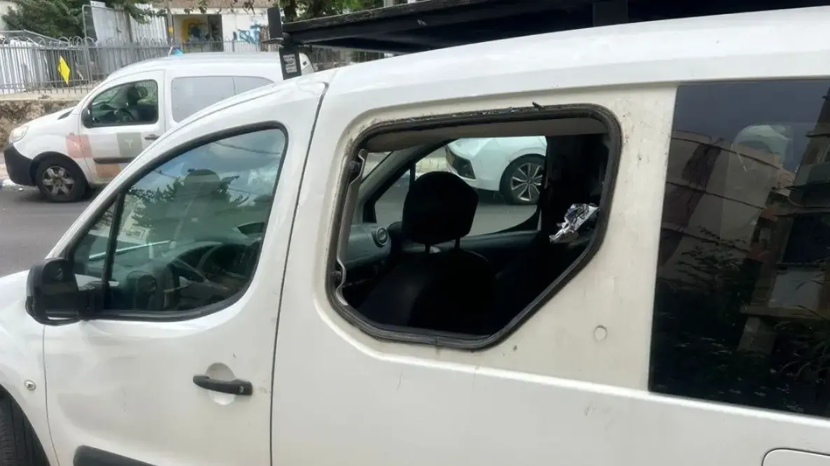 הרכב של פאדי חימל, בן זוגה של חנאן חימל, האישה ההריונית שהותקפה בשבת האחרונה בעג’מי. 19 בדצמבר 2025