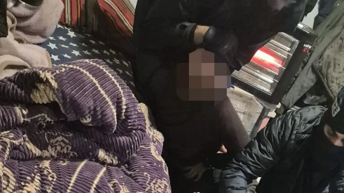 בלשי ימ״ר נגב ולוחמי המשמר הלאומי דרום של מג״ב עצרו בעיר רהט שלושה תושבי עזה, שנכנסו לישראל בחסות מתקפת הטרור של חמאס ב-7 באוקטובר, וברשותם נתפסו עשרות קליעי תחמושת צבאית גנובה.
בלשי ימ״ר נגב ולוחמי המשמר הלאומי דרום של מג״ב עצרו בעיר רהט שלושה תושבי עזה, שנכנסו לישראל בחסות מתקפת הטרור של חמאס ב-7 באוקטובר, וברשותם נתפסו עשרות קליעי תחמושת צבאית גנובה.