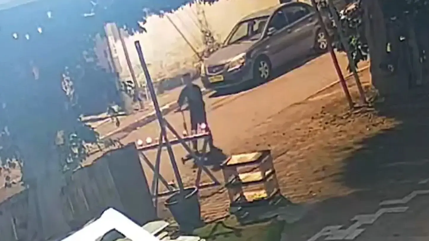 ילדה מכבה חנוכיה ברמלה