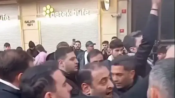 יהודים טורקים הותקפו באיסטנבול על ידי קהל גדול של מפגינים פרו פלסטינים
יהודים טורקים הותקפו באיסטנבול על ידי קהל גדול של מפגינים פרו פלסטינים