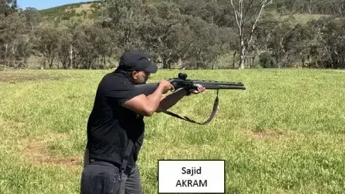 סאג'יד אכרם יורה בנשק סאג'יד אכרם יורה בנשק
