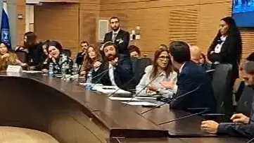 צבי סוכות לאחמד טיבי "אתה לא תהיה פה בכנסת הבאה", ועדת הכנסת, 22 בדצמבר 2025 צבי סוכות לאחמד טיבי "אתה לא תהיה פה בכנסת הבאה", ועדת הכנסת, 22 בדצמבר 2025