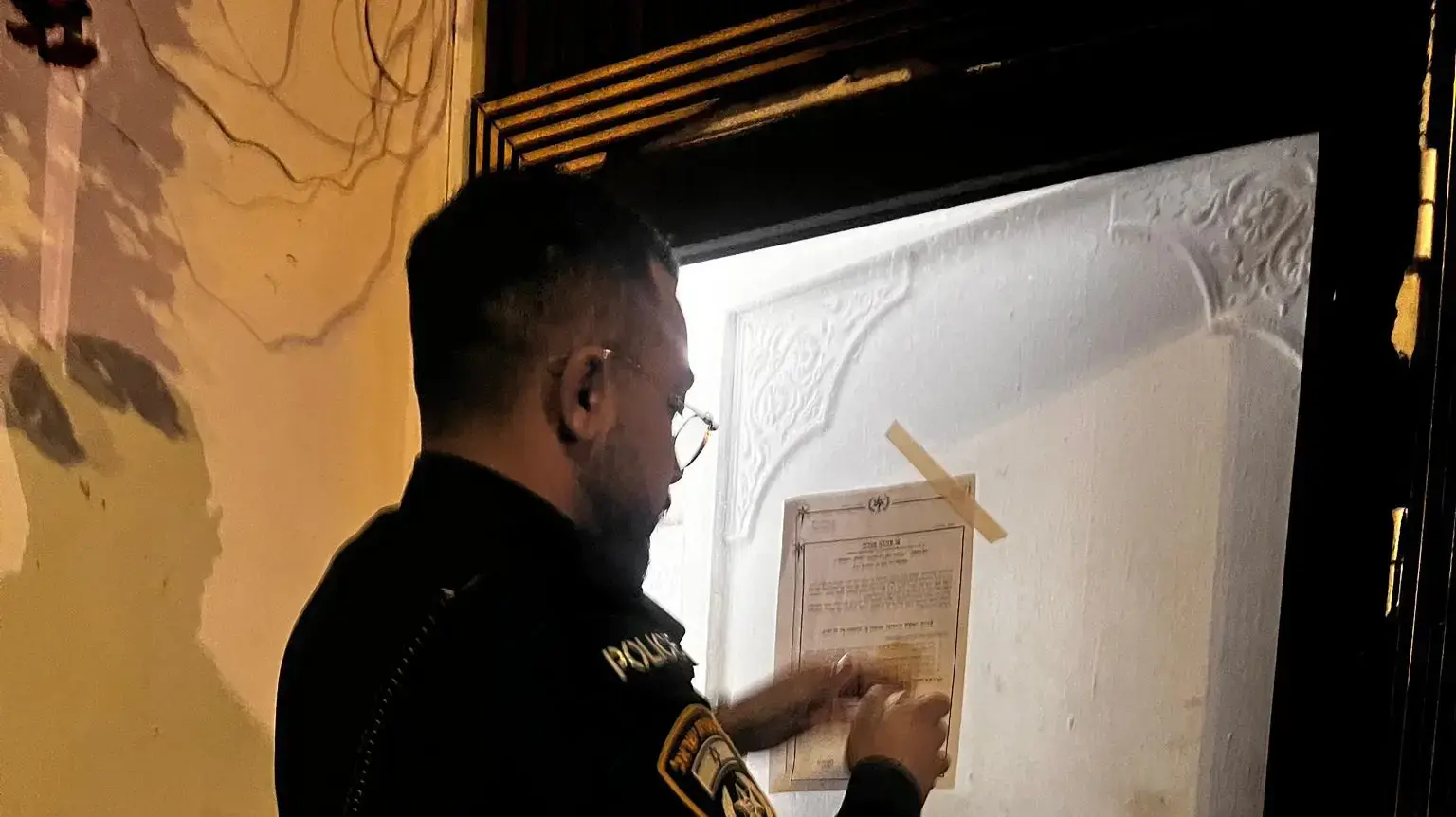 עם אלות וברזלים, הקטטה בערערה שבגלל המשטרה סגרה את העסק. עם אלות וברזלים, הקטטה בערערה שבגלל המשטרה סגרה את העסק.