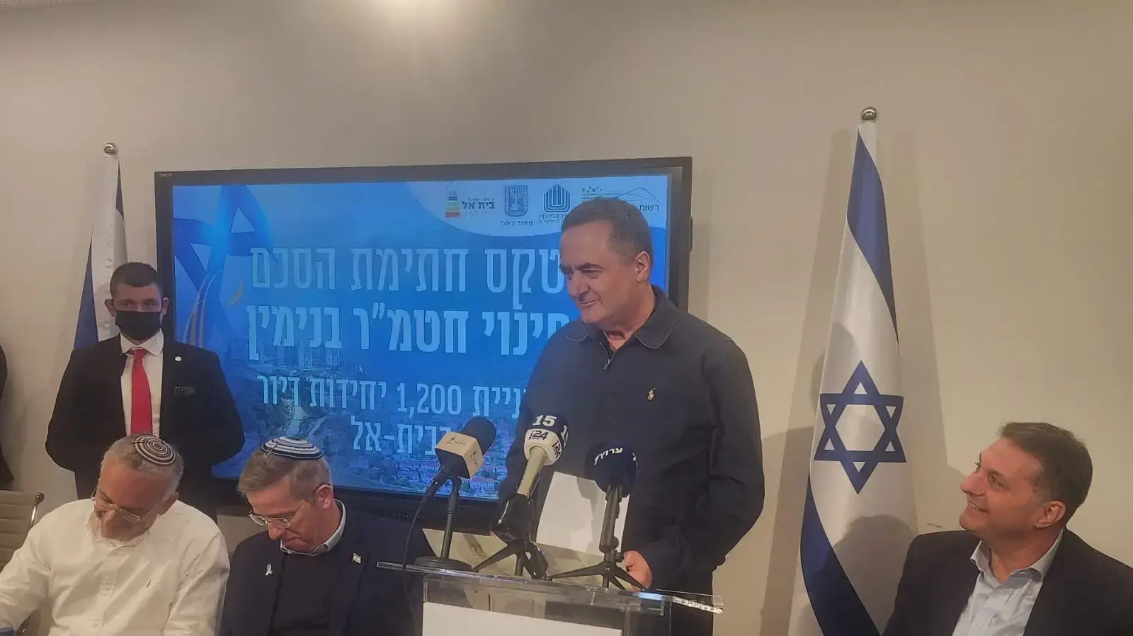 שר הביטחון ישראל כ"ץ ושר האוצר בצלאל סמוטריץ' , טקס חתימת הסכם פינוי של חטמ"ר בנימין והקמת 1200 יח"ד ,המועצה המקומית בית אל, 23 בדצמבר 2025 שר הביטחון ישראל כ"ץ ושר האוצר בצלאל סמוטריץ' , טקס חתימת הסכם פינוי של חטמ"ר בנימין והקמת 1200 יח"ד ,המועצה המקומית בית אל, 23 בדצמבר 2025