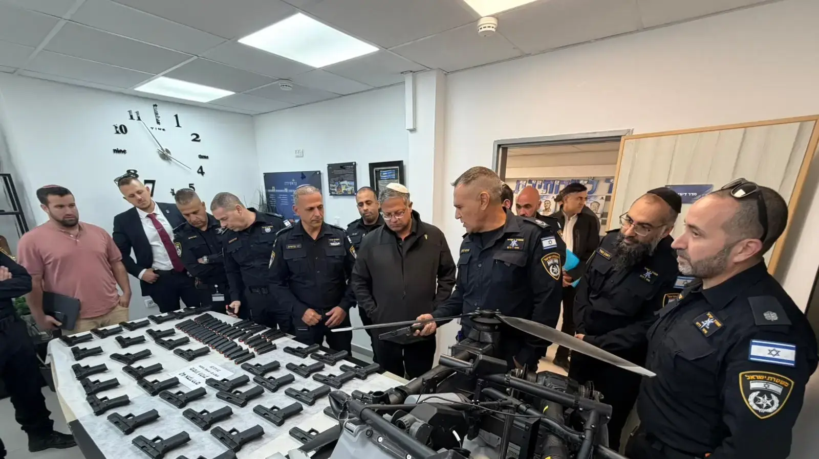 הרחפן ו-40 האקדחים שאותרו הרחפן ו-40 האקדחים שאותרו
