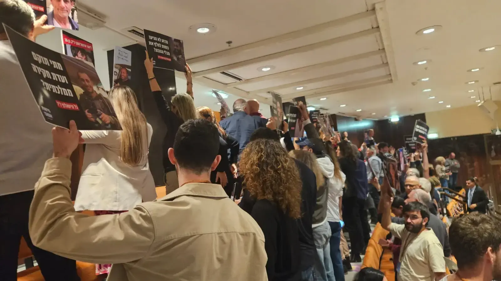 משפחות שכולות ומשפחות חטופים מפנות גב ביציע הכנסת בזמן נאומו של עמיחי שיקלי, 24 בדצמבר 2025 משפחות שכולות ומשפחות חטופים מפנות גב ביציע הכנסת בזמן נאומו של עמיחי שיקלי, 24 בדצמבר 2025