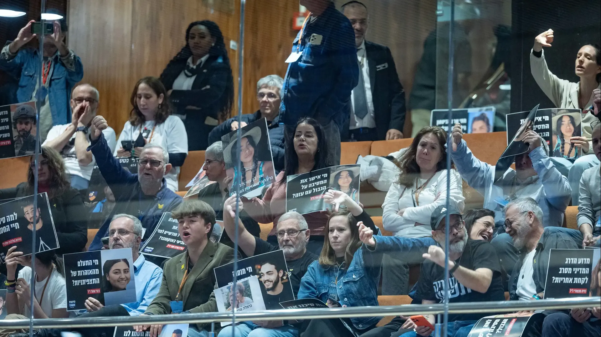 משפחות שכולות ומשפחות חטופים ביציע מליאת הכנסת לקראת ההצבעה על חוק ועדת החקירה של אירועי שבעה באוקטובר, 24 בדצמבר 2025 משפחות שכולות ומשפחות חטופים ביציע מליאת הכנסת לקראת ההצבעה על חוק ועדת החקירה של אירועי שבעה באוקטובר, 24 בדצמבר 2025