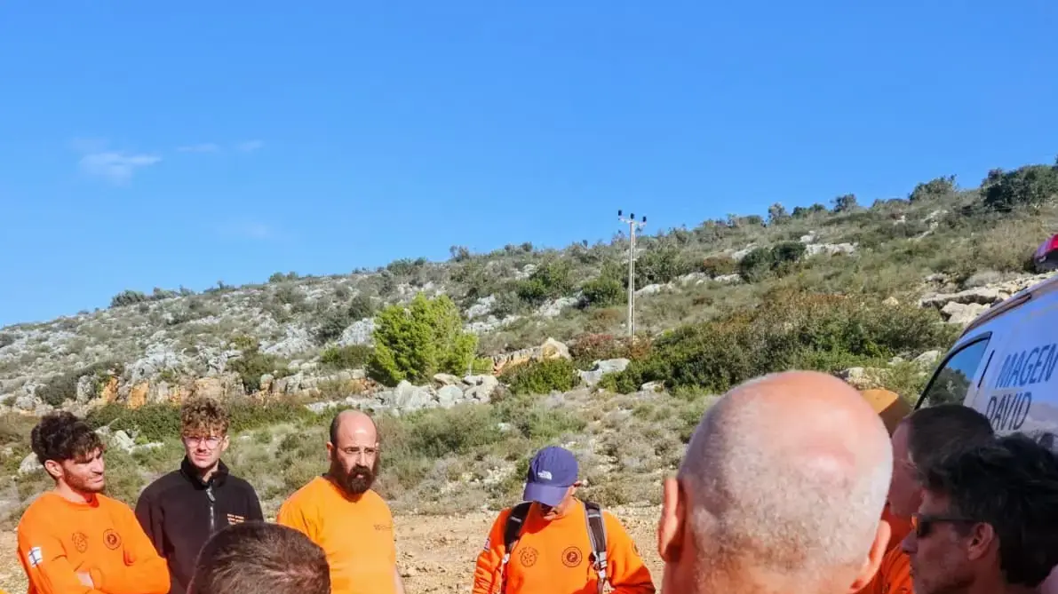 מתנדבי יחידת החילוץ "גליל-כרמל" ושוטרי תחנת נשר מתנדבי יחידת החילוץ "גליל-כרמל" ושוטרי תחנת נשר