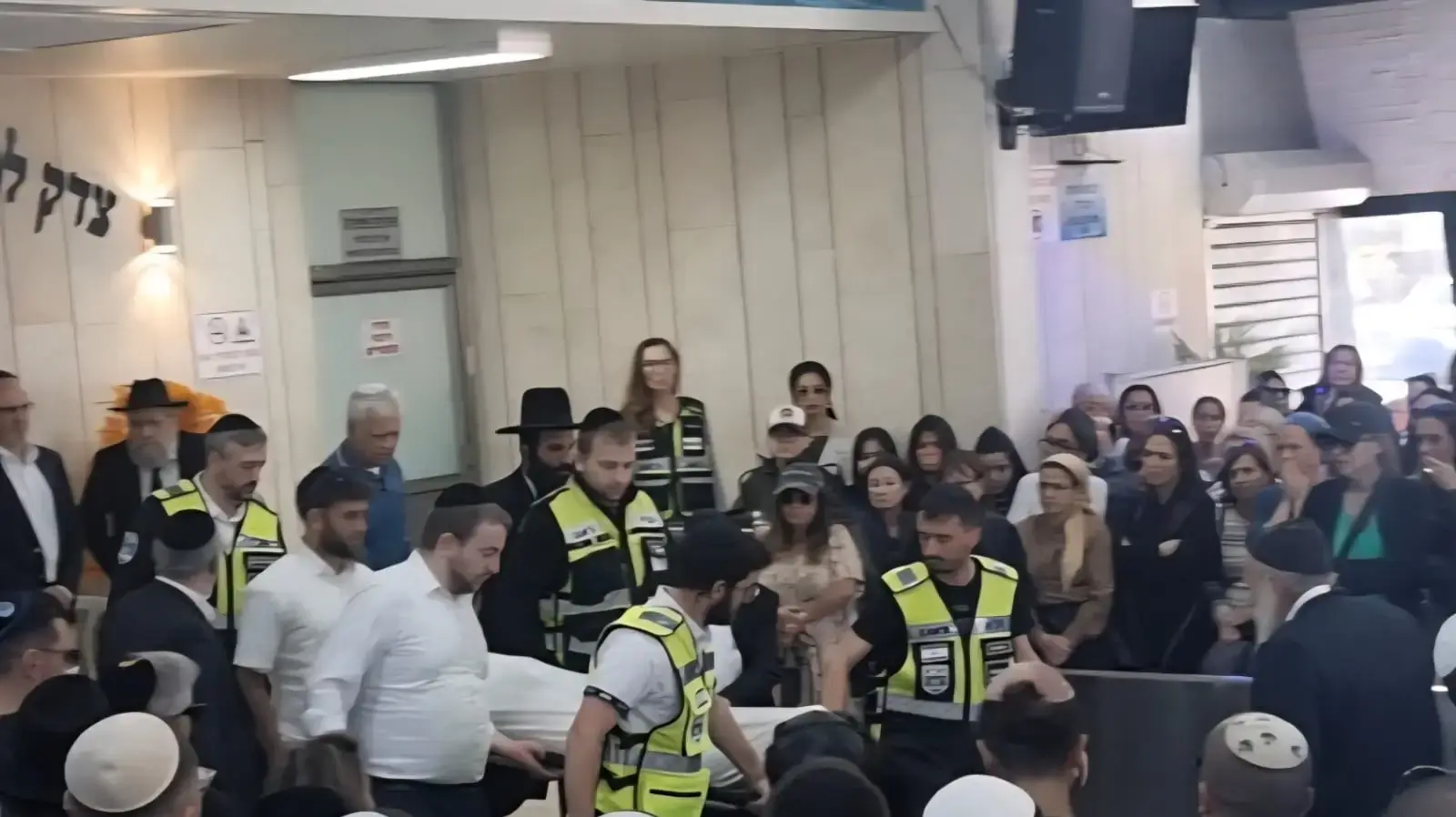 הלווייתו של דן אלקיים שנהרג בפיגוע באוסטרליה, בית העלמין אשדוד, 25 בדצמבר 2025 הלווייתו של דן אלקיים שנהרג בפיגוע באוסטרליה, בית העלמין אשדוד, 25 בדצמבר 2025