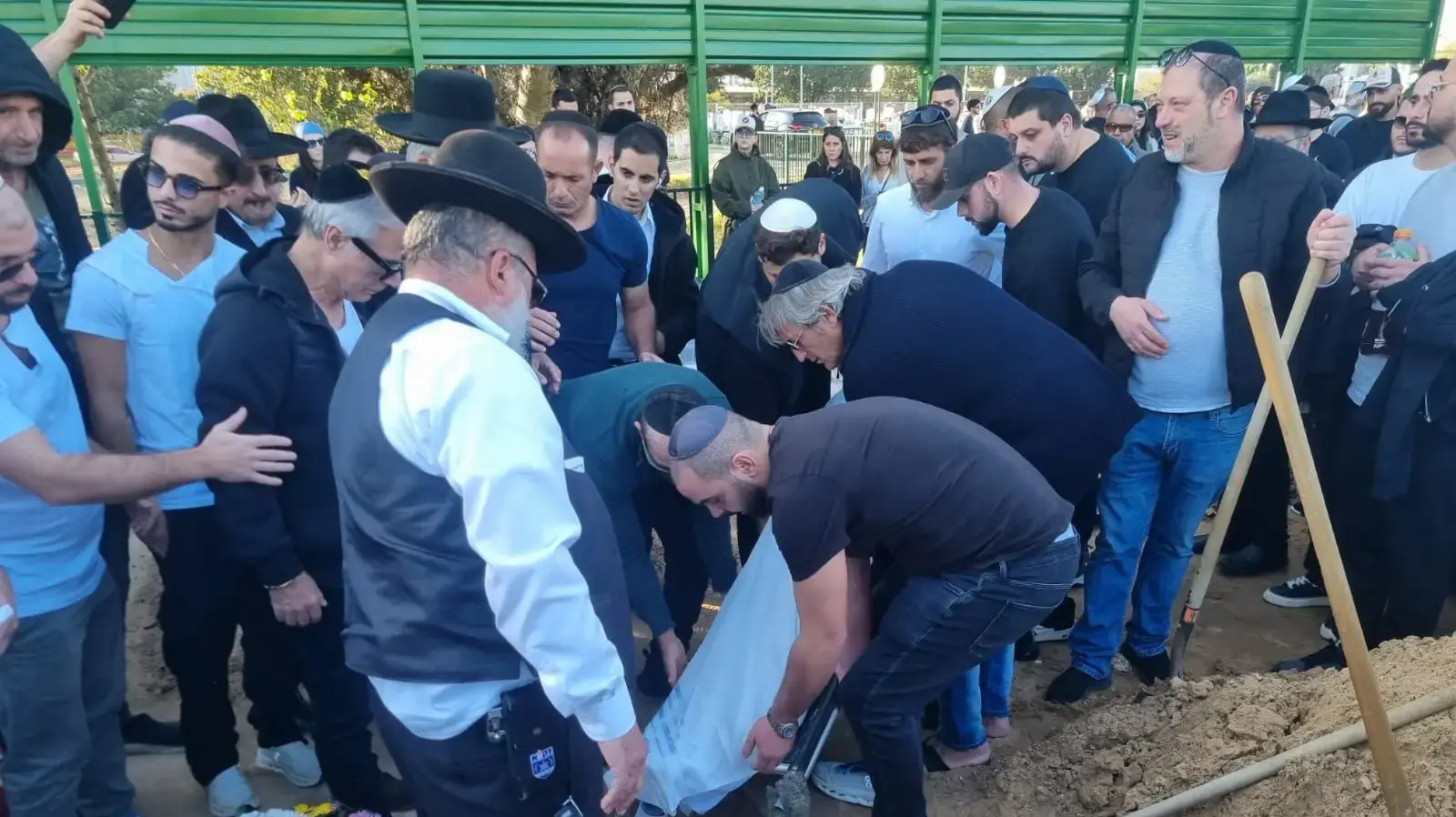 הלווייתו של דן אלקיים שנהרג בפיגוע באוסטרליה, בית העלמין אשדוד, 25 בדצמבר 2025 הלווייתו של דן אלקיים שנהרג בפיגוע באוסטרליה, בית העלמין אשדוד, 25 בדצמבר 2025