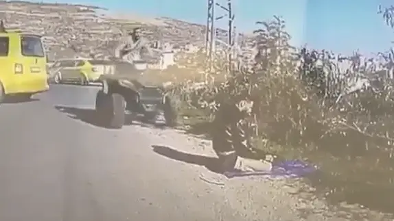 מתנחל דורס ערבי בזמן תפילה. 25 בדצמבר 2025