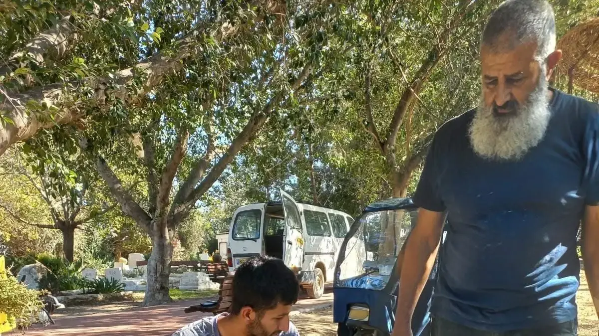 משפחתו של גור קהתי עם מצבתו הצה"לית שפורקה משפחתו של גור קהתי עם מצבתו הצה"לית שפורקה