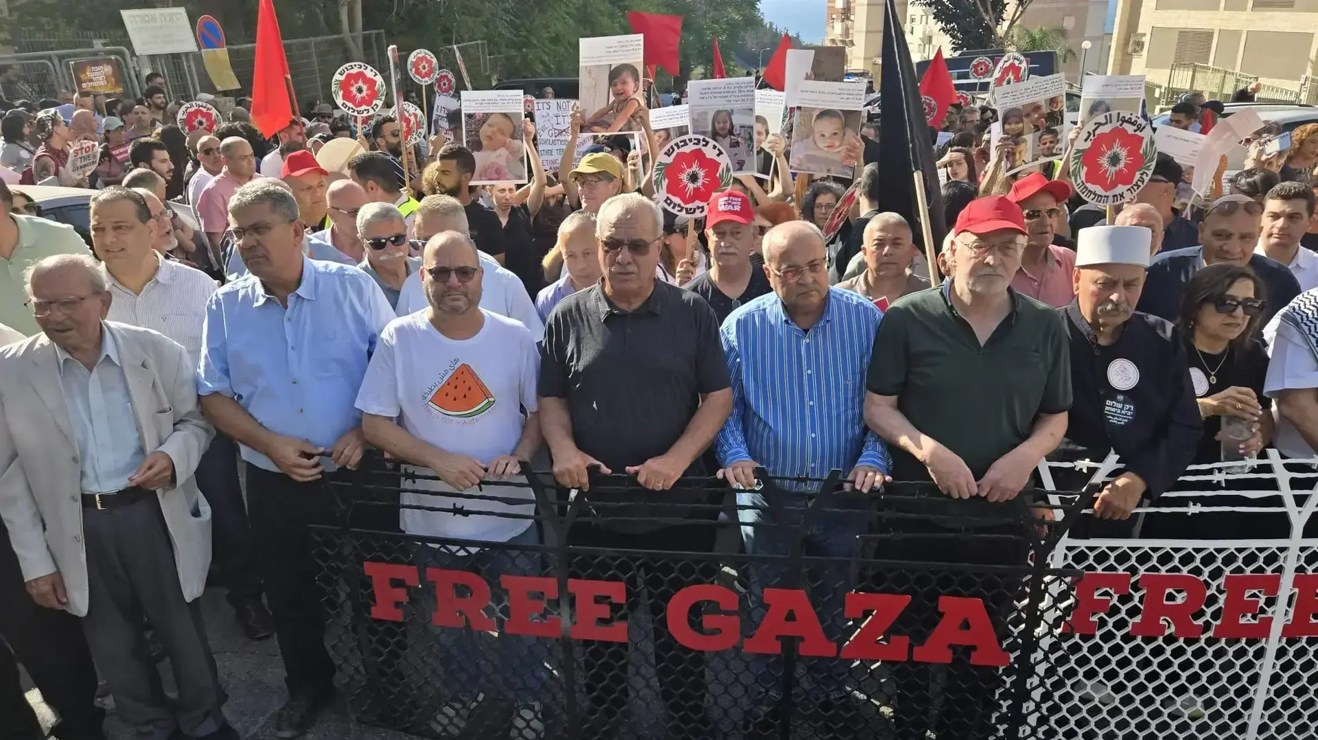 עיסאם מח'ול, חבר הכנסת לשעבר של חד"ש בהפגנה בחיפה למען הפסקת המלחמה בעזה לצד עופר כסיף ואחמד טיבי. 31 במאי 2025 עיסאם מח'ול, חבר הכנסת לשעבר של חד"ש בהפגנה בחיפה למען הפסקת המלחמה בעזה לצד עופר כסיף ואחמד טיבי. 31 במאי 2025