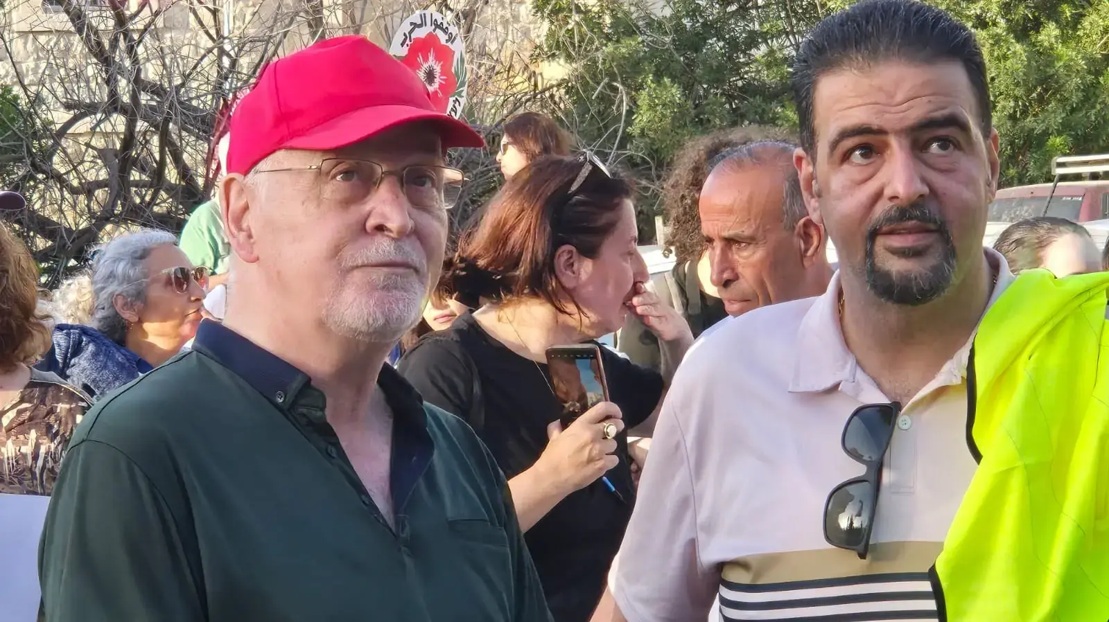 עיסאם מח'ול, חבר הכנסת לשעבר של חד"ש בהפגנה בחיפה למען הפסקת המלחמה בעזה לצד רג'א זעתרא חבר מועצת העיר חיפה ומזכיר חד״ש בחיפה. 31 במאי 2025 עיסאם מח'ול, חבר הכנסת לשעבר של חד"ש בהפגנה בחיפה למען הפסקת המלחמה בעזה לצד רג'א זעתרא חבר מועצת העיר חיפה ומזכיר חד״ש בחיפה. 31 במאי 2025