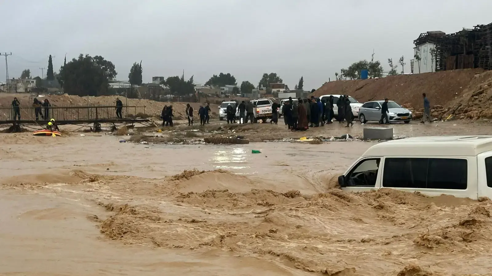 לוחמי אש חילצו זוג הורים וילד אשר נלכדו ברכבם בכביש 80, בעקבות שיטפון שפקד את האזור, 28 בדצמבר 2025 לוחמי אש חילצו זוג הורים וילד אשר נלכדו ברכבם בכביש 80, בעקבות שיטפון שפקד את האזור, 28 בדצמבר 2025