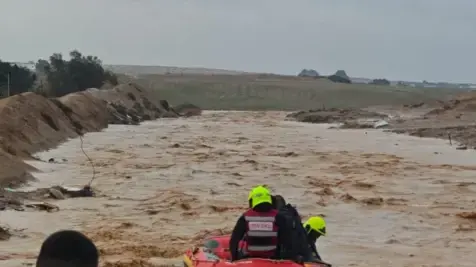 לוחמי אש חילצו זוג הורים וילד אשר נלכדו ברכבם בכביש 80, בעקבות שיטפון שפקד את האזור, 28 בדצמבר 2025 לוחמי אש חילצו זוג הורים וילד אשר נלכדו ברכבם בכביש 80, בעקבות שיטפון שפקד את האזור, 28 בדצמבר 2025