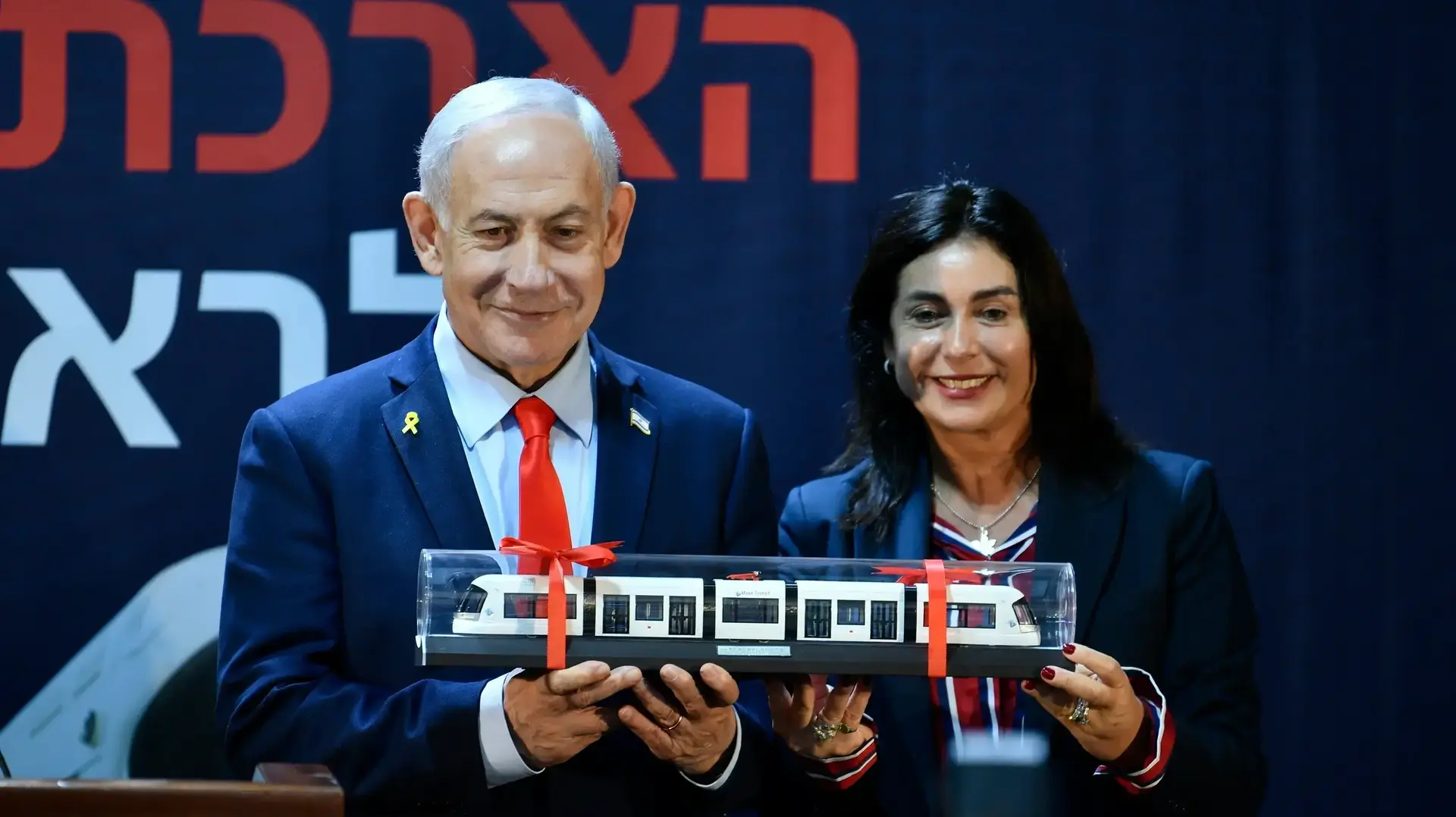 רה"מ בנימין נתניהו, מירי רגב, שרת התחבורה, טקס הארכת הקו האדום של הרכבת הקלה לראשון לציון, 25 בדצמבר 2025 רה"מ בנימין נתניהו, מירי רגב, שרת התחבורה, טקס הארכת הקו האדום של הרכבת הקלה לראשון לציון, 25 בדצמבר 2025