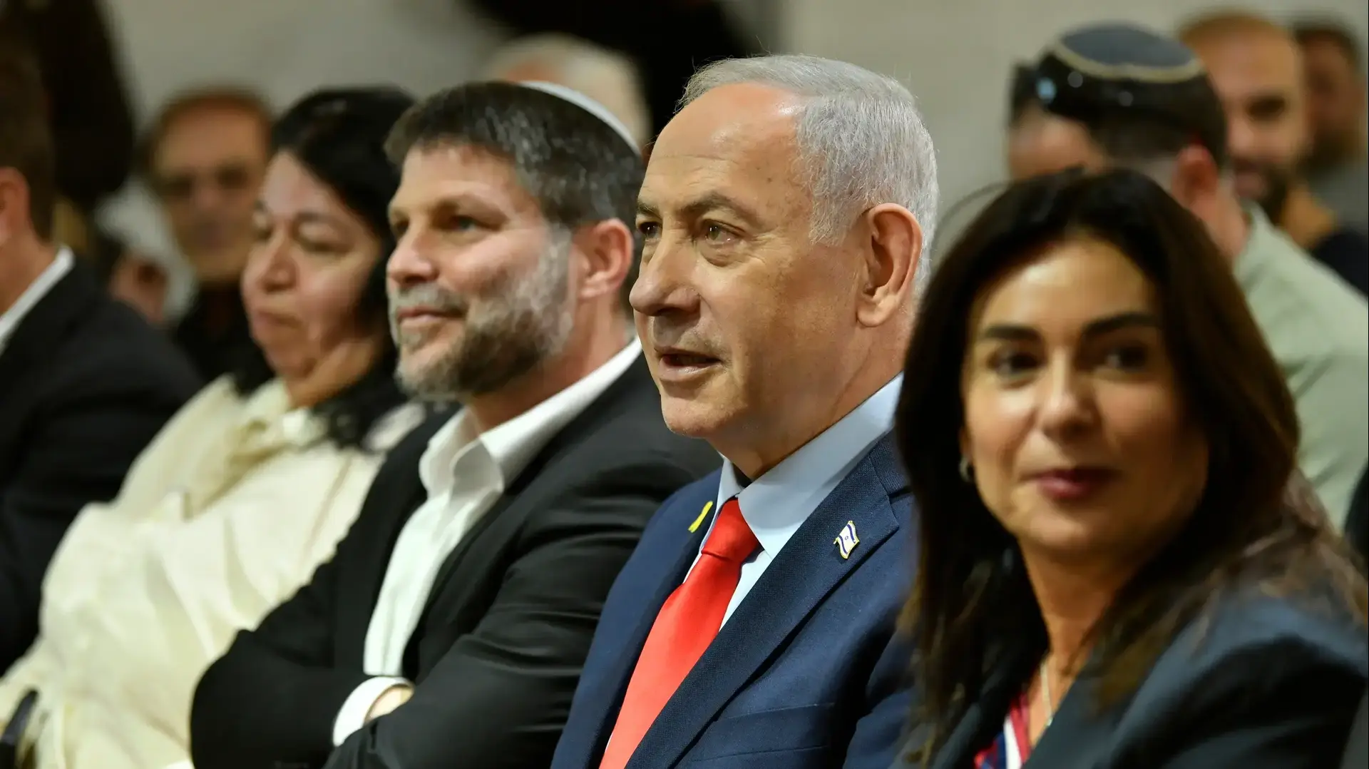 רה"מ בנימין נתניהו, מירי רגב, שרת התחבורה, בצלאל סמוטריץ' שר האוצר, טקס הארכת הקו האדום של הרכבת הקלה לראשון לציון, 25 בדצמבר 2025 רה"מ בנימין נתניהו, מירי רגב, שרת התחבורה, בצלאל סמוטריץ' שר האוצר, טקס הארכת הקו האדום של הרכבת הקלה לראשון לציון, 25 בדצמבר 2025