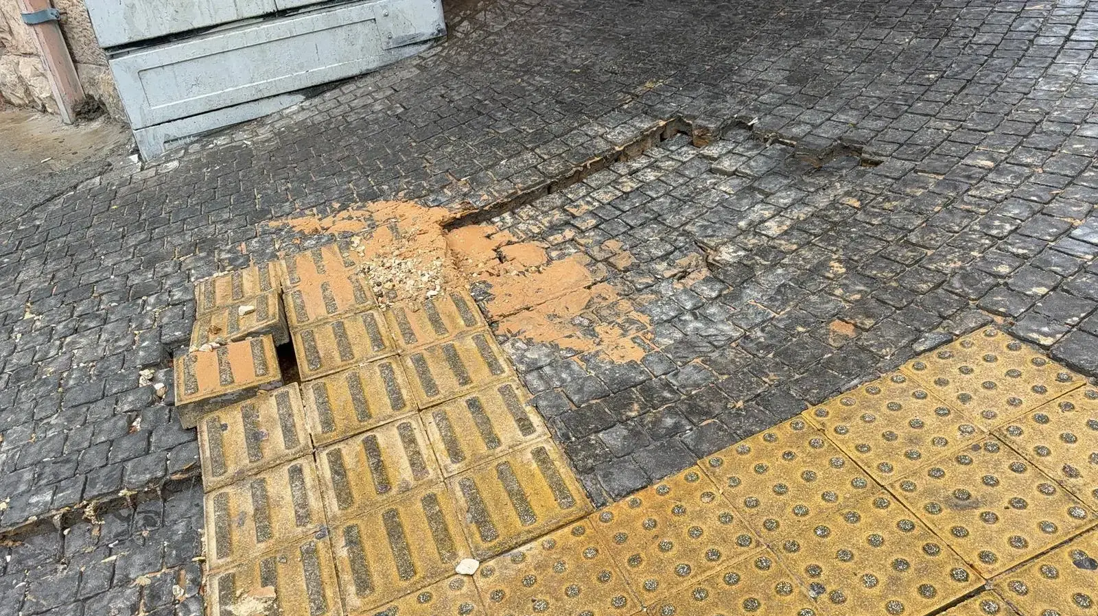 מדרכה קרסה בכניסה למסעדת הסטקייה של השף אסף גרניט בירושלים, סמוך לשוק מחנה יהודה. 28 בדצמבר 2025 מדרכה קרסה בכניסה למסעדת הסטקייה של השף אסף גרניט בירושלים, סמוך לשוק מחנה יהודה. 28 בדצמבר 2025