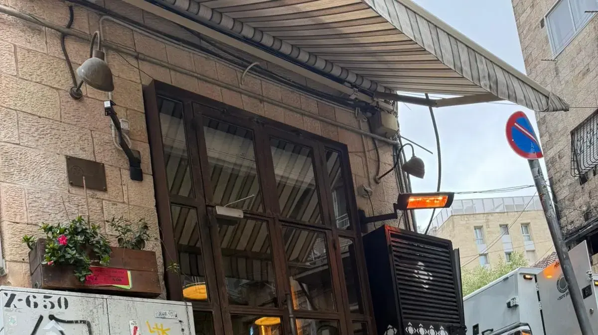 מדרכה קרסה בכניסה למסעדת הסטקייה של השף אסף גרניט בירושלים, סמוך לשוק מחנה יהודה. 28 בדצמבר 2025