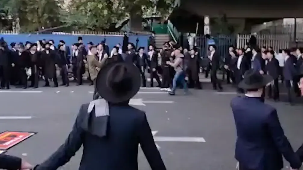 מפגינים בבני ברק בריקודי מעגלים מפגינים בבני ברק בריקודי מעגלים