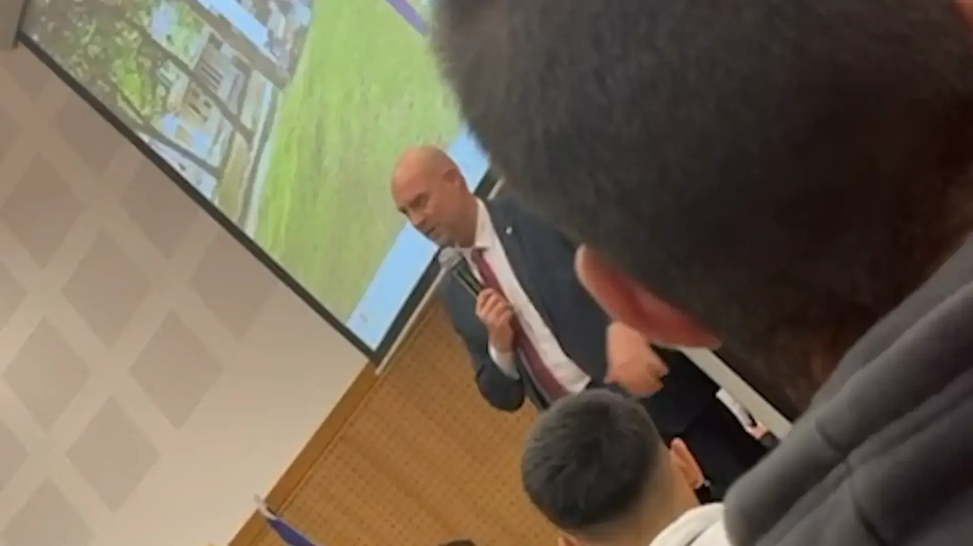 אמיר אוחנה במפגש עם בני נוער בתיכון