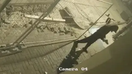 חשוד השחית תשמישי קדושה מחוץ לבית כנסת בגבעתיים