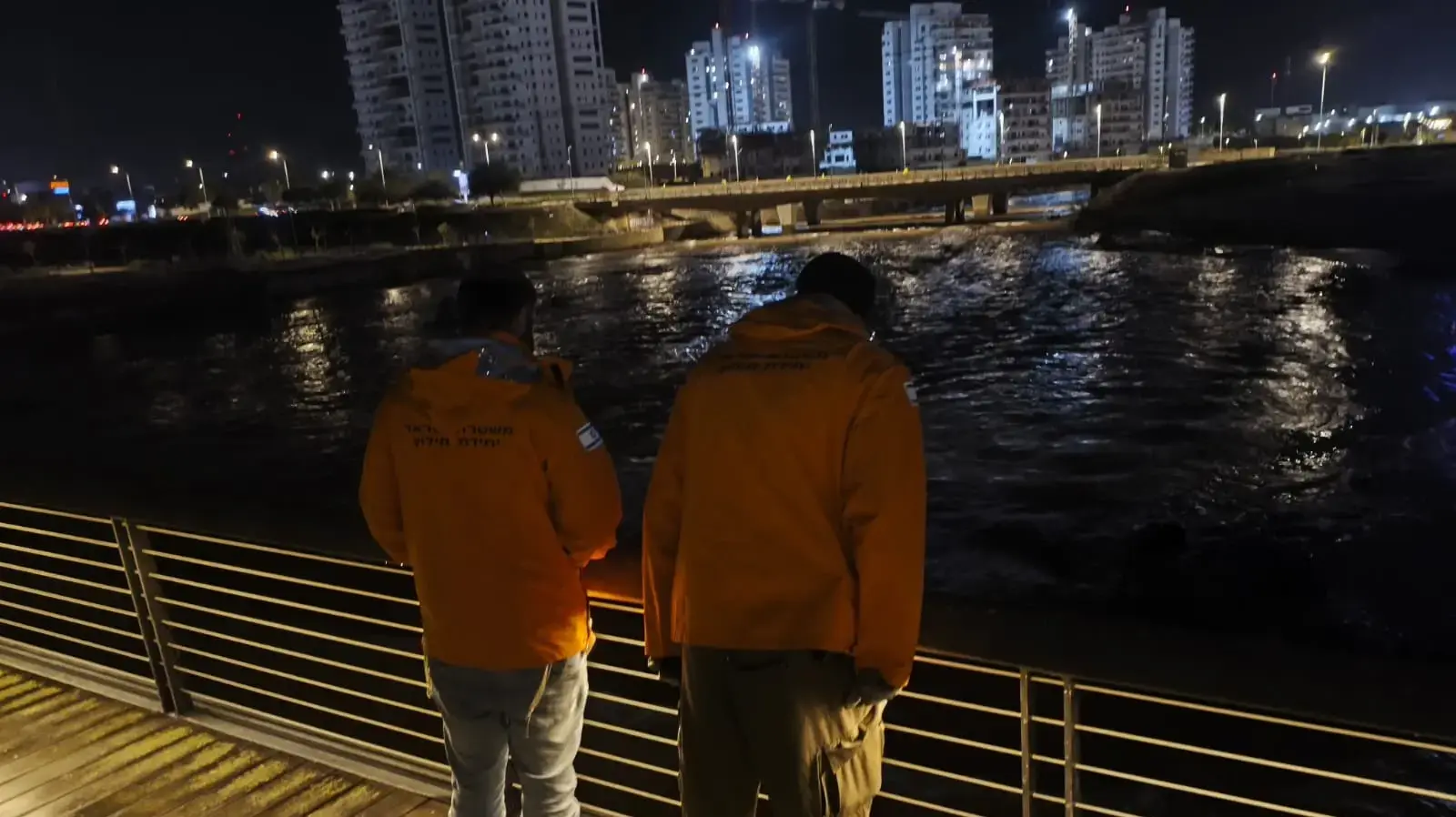 מאמצי חיפוש נמשכים אחר אדם שנסחף בשיטפון באזור מיתר מאמצי חיפוש נמשכים אחר אדם שנסחף בשיטפון באזור מיתר