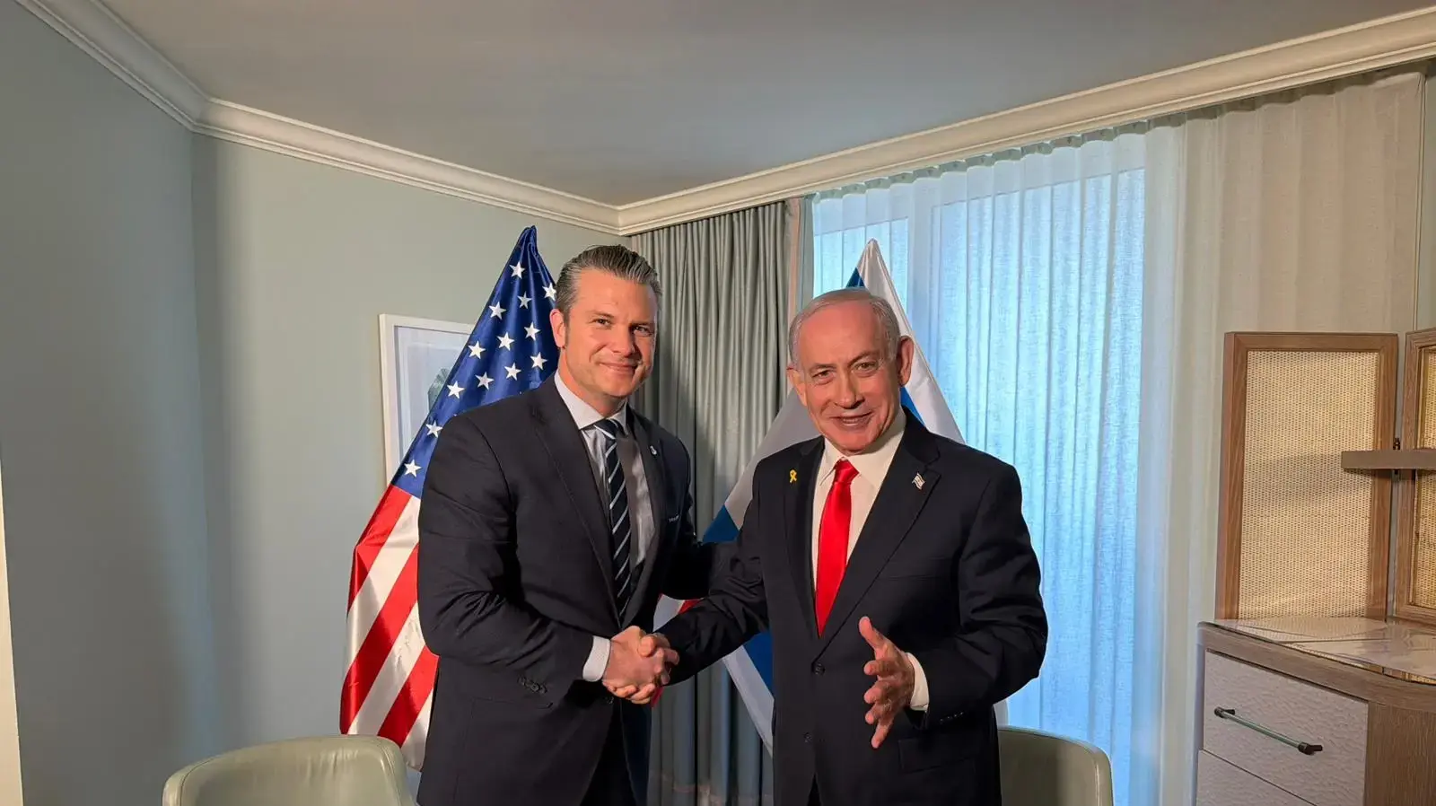 ראש הממשלה בנימין נתניהו נפגש כעת בפלורידה עם מזכיר המלחמה של ארה״ב, פיט הגסת'.
ראש הממשלה בנימין נתניהו נפגש כעת בפלורידה עם מזכיר המלחמה של ארה״ב, פיט הגסת'.