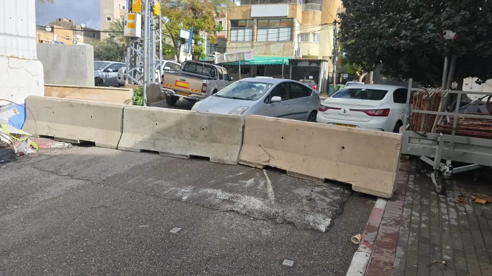 המשטרה הציבה מחסומים מבטון ברחובות בכפר ג'סר א-זרקא. 29 בדצמבר 2025. 